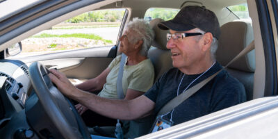DSC08699 Two people with seatbelts on driving in a car